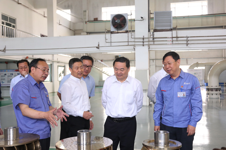 郝鹏参观调查压球平台-Home集团