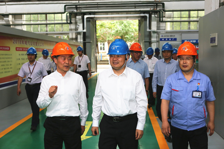 郝鹏参观调查压球平台-Home集团所属企业汽轮机公司